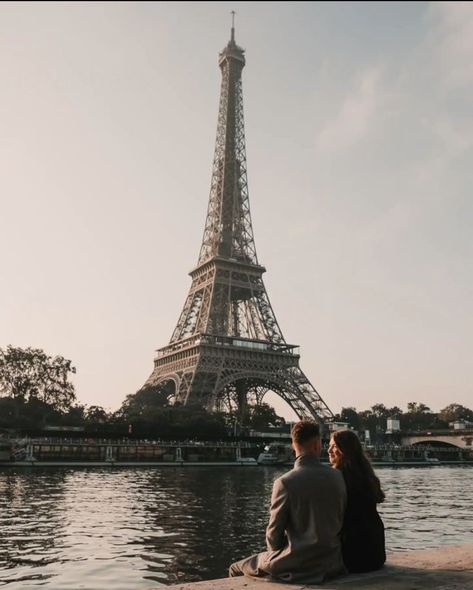 Paris Relationship Aesthetic, Engagement In Paris Photo Ideas, Couple Paris Photos, Eiffel Tower Couple Pictures, Couple In Paris Aesthetic, Paris Photoshoot Ideas, Paris Couple Pictures, Eiffel Tower Pictures, Paris Engagement Photos