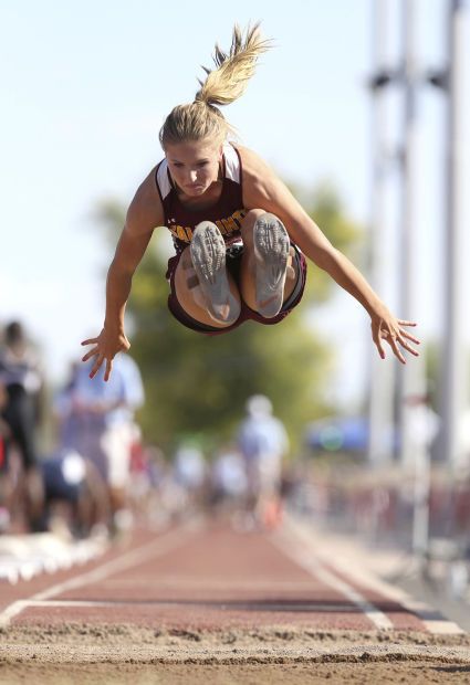 Girls track and field: Salpointe High and Alyssa Thompson dominated the state track and field tournament. Track Motivation, Track And Field Equipment, Spirit Posters, Photography Angles, Track Workouts, Track Quotes, Scrapbooking Sports, Athletics Track, Track Pictures