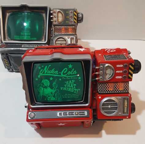 This is a repaint/rebuild that I did, using the Wand Company Pip Boy kit. #Fallout #PipBoy #NukaCola #Fallout4 #Fallout76 Fallout 4 Props, Fallout Technology, Pipboy Fallout, Pip Boy Fallout, Fallout Pipboy, Fallout Aesthetic, Fallout Props, Fallout Cosplay, Fallout Concept Art