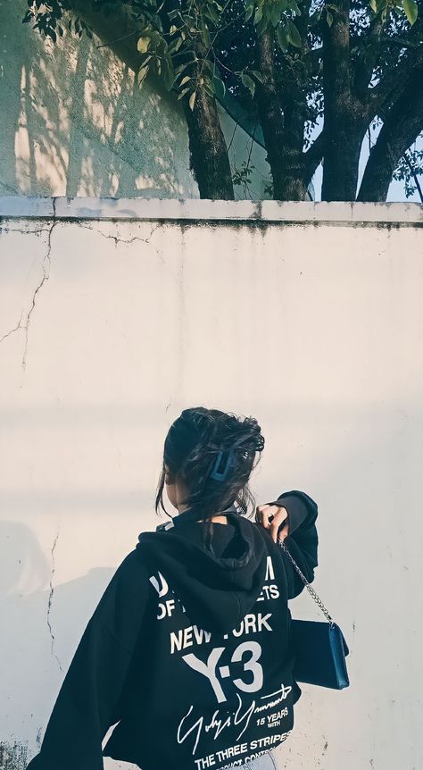 Hoodie Selfie Instagram, Hoodie Instagram Pictures, Aesthetic Poses, Grunge Pictures, Instagram Picture Quotes, Hoodie Aesthetic, Love Background Images, Shadow Photos, Selfie Poses Instagram