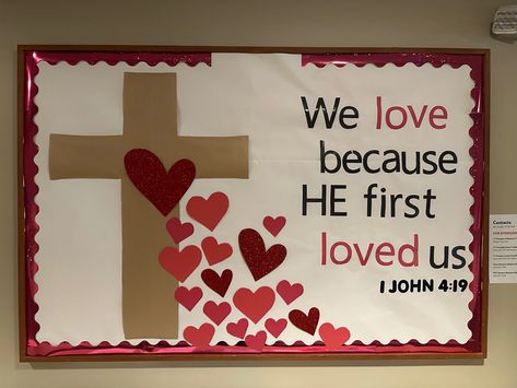 Brown paper cross, some sparkly red and some red construction paper hearts coming from the center of the cross and spilling to the bottom of the bulletin board. Text is “We love because he first loved us. 1 John 4:19”. Christian Valentine Bulletin Board Ideas, John 15:9-17 Craft For Kids, Valentines Projects For Kindergarten, Valentine’s Day Bulletin Board Christian, Valentines Sunday School Bulletin Boards, John 3:16 Bulletin Board, Bible Verse Bulletin Board Ideas, Valentine Church Bulletin Board, Valentine Decor For Church