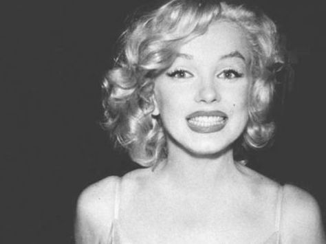 What Type Of Attractive Are You? You are gorgeous. You have stunning good looks that some may be intimidated by. Overall you are beautiful inside and out. Marilyn Monroe Photos, Norma Jean, Norma Jeane, Jolie Photo, Grace Kelly, Classic Beauty, Hollywood Glamour, Vintage Beauty, Audrey Hepburn