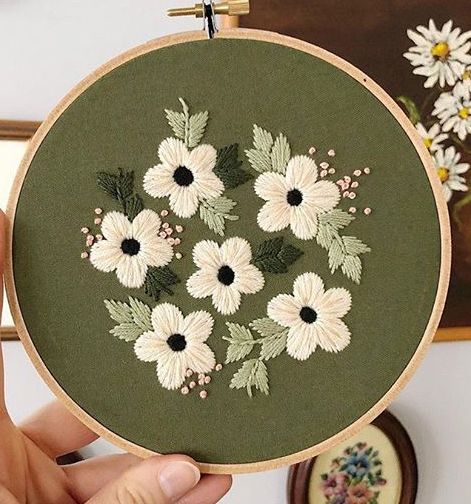 Hand Embroidery Patterns Free, Book Binding Diy, Clothes Embroidery Diy, Simple Hand Embroidery Patterns, Embroidery Lessons, Textile Art Embroidery, Hand Embroidery Patterns Flowers, Basic Embroidery Stitches, Pola Sulam