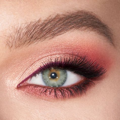 Make Green Eyes Pop, Red Eyeshadow Look, Rosa Make-up, Green Eyes Pop, Red Makeup Looks, Red Hair Green Eyes, Black Liquid Eyeliner, Eyeshadow For Green Eyes, Pink Eyeshadow Look