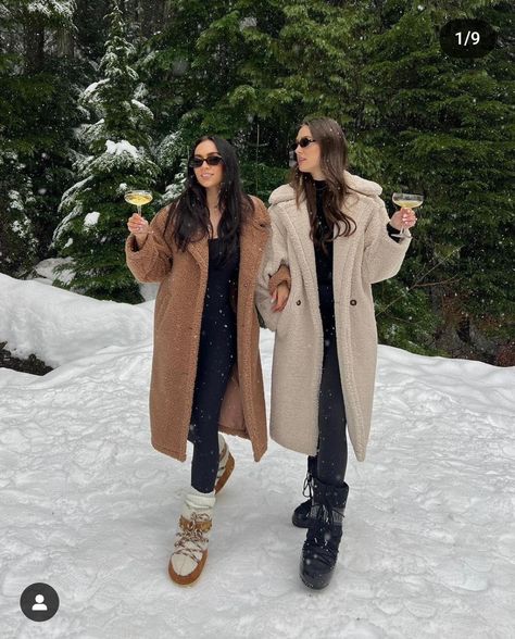 Sorrel Boots Outfit, Black Moon Boots, Moon Boots Black, Faux Fur Jacket Outfit, Boots Winter Outfit, Moon Boots Outfit, Fur Boots Outfit, Girls Ski Trip, Midi Skirt Outfit Winter