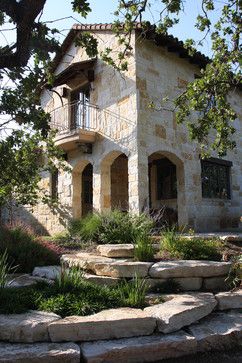 Mediterranean Exterior Design, Italian Style House, Mediterranean Exterior Homes, Mediterranean Exterior, House Mediterranean, Tuscan Style Homes, Mediterranean Home Decor, Tuscan House, Italian Decor