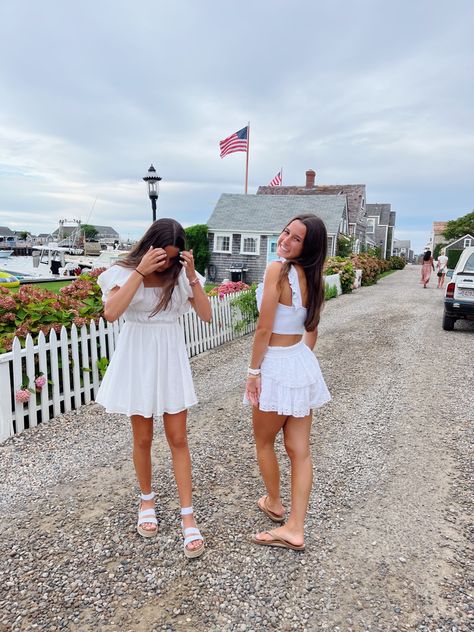 #nantucket #preppy #outfitinspo Cape Cod Preppy, Nantucket Preppy, Nantucket Aesthetic, Nantucket Summer, Nepo Baby, Hot Weather Outfits, Social Circles, Friend Pictures Poses, Weather Outfits