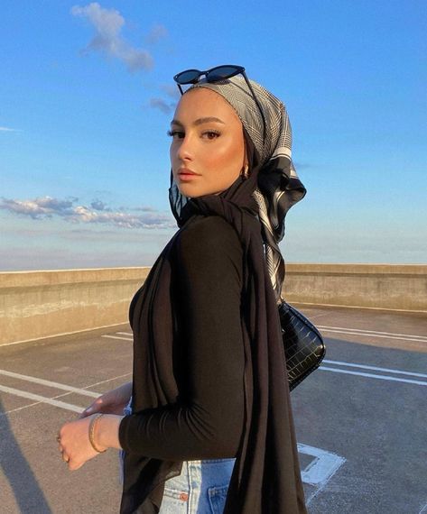 All The Ways To Wear A Bandana With Hijab - Hijab Fashion Inspiration Ways To Wear A Bandana, Modest Muslim Fashion, Hijab Turban Style, Hijab Ideas, Tutorial Eyeshadow, Modest Summer Fashion, Estilo Hijab, Stile Hijab, Hijab Look