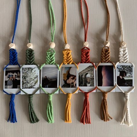 Polaroid holder in macramé Macrame Picture Hanger Pattern, Macrame Polaroid Hanger Tutorial, Macrame Pen Holder, Diy Polaroid Holder, Macrame Phone Holder, Crochet Polaroid Holder, Polaroid Crochet, Polaroid Craft, Macrame Polaroid Hanger