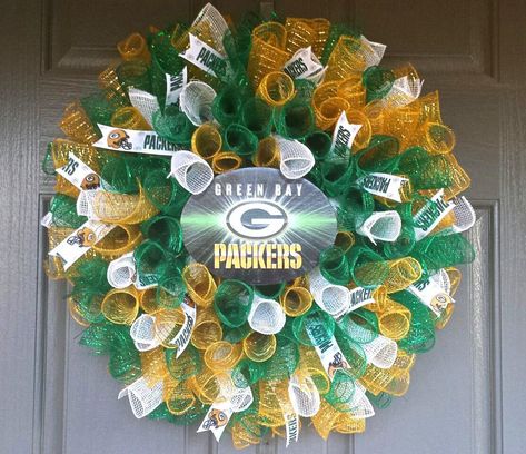 Green bay Packers themed mesh wall hanging. $25 Green Bay Packers Cake, Green Bay Packers Wreath, Nfl Wreaths, Packers Wreath, Green Bay Packers Funny, Green Bay Packers Crafts, Porch Appeal, Packers Funny, Football Things