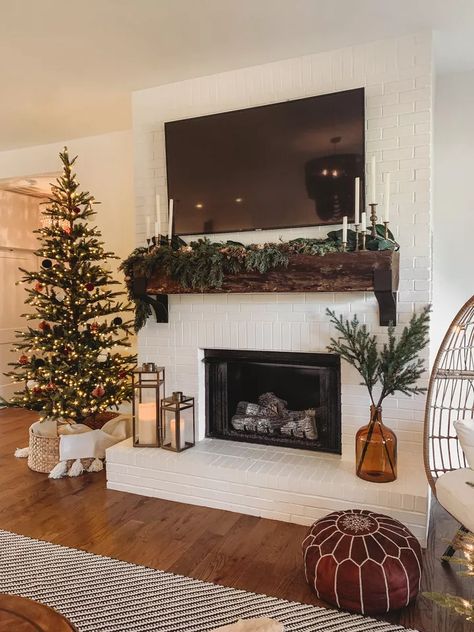 Lanterns On Fireplace, Lantern Fireplace Decor, Farmhouse Christmas Mantle, Relaxing Home Decor, Christmas Tree Fireplace, Natural Wood Accents, Farmhouse Mantle, Lanterns Fireplace, Christmas Colour Schemes