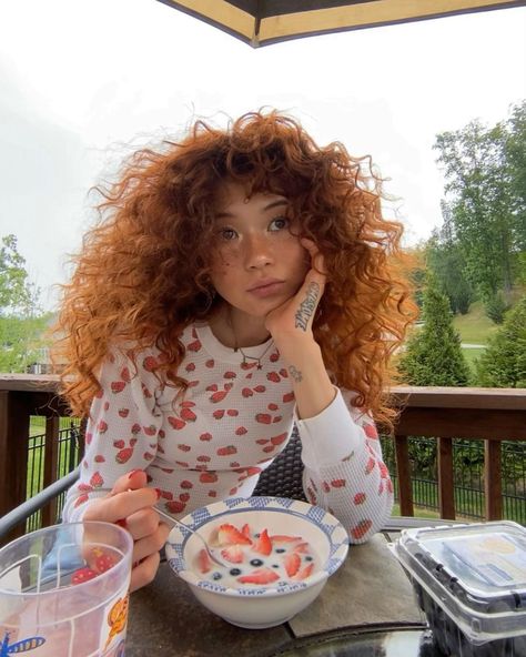 Curly Ginger Hair, Curly Ginger, Ginger Women, Ginger Hair Color, Colored Curly Hair, Ginger Girls, Peinados Fáciles Para Cabello Corto, Curly Hair Inspiration, Hair Reference