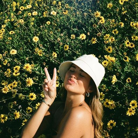 @tanjabrate • Instagram photos and videos Bucket Hat Photoshoot, Bucket Hat Style, Hat Aesthetic, Mint Hair, Matilda Djerf, Instagram Feed Inspiration, Thankful And Blessed, So Thankful, Beach Poses