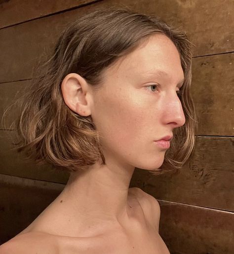 Big Nose Short Hair, Roman Nose Women Aesthetic, Roman Noses Women, Women With Hooked Noses, Short Hair Big Nose, Big Nose Women Aesthetic, Big Nose Hairstyle, Roman Nose Women, Pretty Side Profile Big Nose