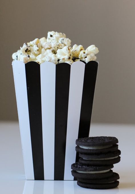 Try this black and white popcorn for a black and white movie! Pair a good movie with this delicious White Chocolate Cookie Popcorn recipe! Oreo White Chocolate, Chocolate Popcorn Recipe, White Chocolate Popcorn Recipe, Oreo Popcorn, Gourmet Popcorn Recipes, Popcorn Recipes Chocolate, Popcorn Ideas, White Chocolate Oreos, White Chocolate Popcorn