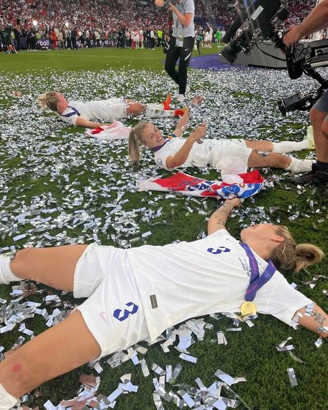 Woman Footballer Aesthetic, Women’s Soccer Players, Soccer Athlete Aesthetic, Female Footballer Aesthetic, Soccer Women Aesthetic, Soccer Life Aesthetic, Woman Football Aesthetic, Football Women Aesthetic, Female Football Aesthetic