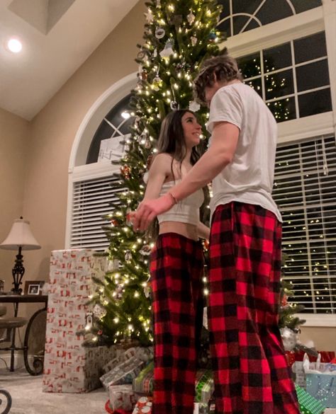 Couples Matching Xmas Pjs, Christmas Date Night Aesthetic, Romantic Date Ideas For Girlfriend, Xmas With Boyfriend, Cute Christmas Photos Aesthetic, Christmas With Girlfriend, Cute Christmas Pics With Boyfriend, Christmas Photos With Boyfriend, Couples Watching Movie