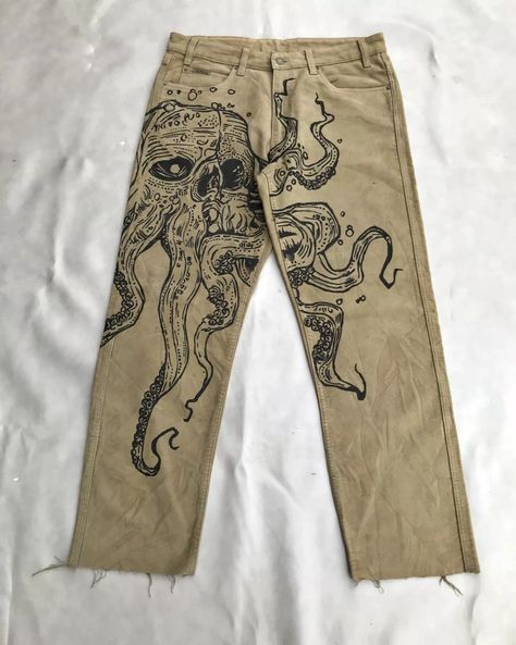 Pants Design Painting, Diy Painted Pants Ideas, Shorts Pintados, Painting On Clothes Ideas, Pants Painting Ideas, Painted Cargo Pants, Custom Jeans Diy, Cloth Painting, Fabric Paint Diy