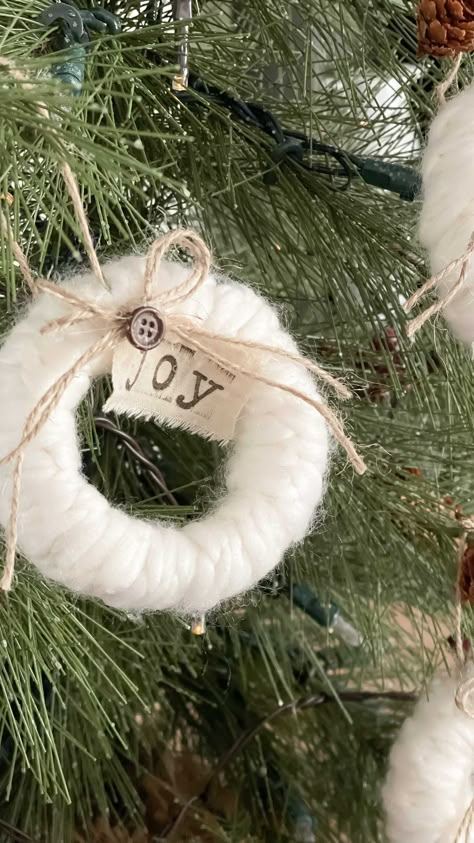 Yarn Wreath Ornament, Winter Wreath Ideas Diy, Twine Christmas Ornaments, Wreath Ornaments Diy, Yarn Christmas Crafts, Make Chunky Yarn, Yarn Wreath Diy, Yarn Christmas Ornaments, Chunky Yarn Wreath