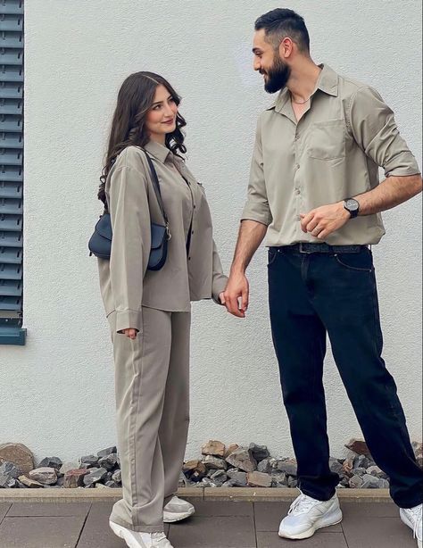 Matching Formal Outfits For Couples, Matchy Outfit Couple Casual, Casual Couple Poses, Couple Twinning Outfits, Couple Outfits Matching Casual, Matchy Outfit Couple, Couple Outfits Matching, Best Fb Profile Pic, Guys Fashion Casual