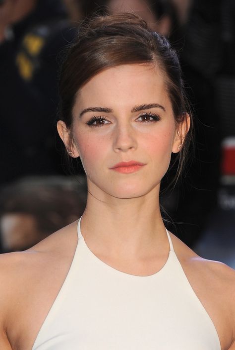 Emma Watson's #hair at the UK Noah premiere provided some serious #wedding inspiration! Emma Watson Makeup, Emma Watson Hair, Emma Watson Belle, Coral Lips, Morning Beauty Routine, Minimalist Makeup, Chanel Rouge, Braut Make-up, Popsugar Beauty