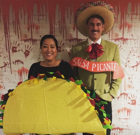 Halloween costume taco salsa creative Pizza Halloween Costume, Taco Halloween Costume, Taco Salsa, Fiesta Costume, Adult Costumes Diy, Taco Costume, Tacos Mexicanos, Goat Cheese Pizza, October Ideas