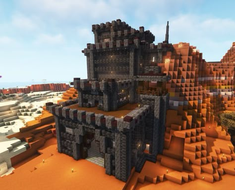 Mountain Fortress, Minecraft Mountain, Minecraft Building Blueprints, Minecraft Starter House, Real Castles, Minecraft Structures, Cool Minecraft Creations, Minecraft Castle, Minecraft Plans