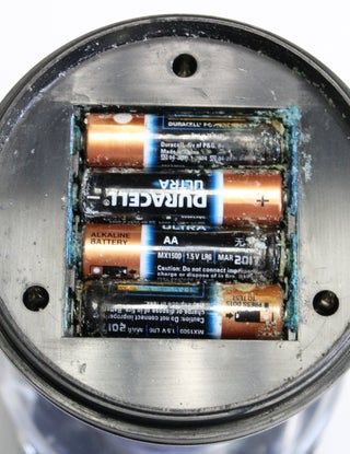 Battery Hacks, Workbench Top, Batteries Diy, Battery Repair, Battery Terminal, Diy Electrical, Household Cleaning Tips, Diy Home Repair, How To Remove Rust