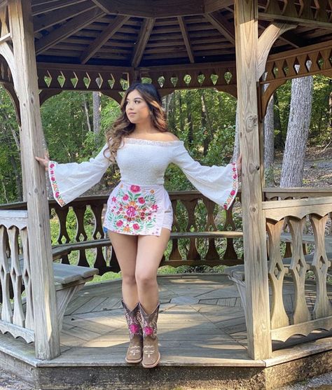 Botas Rancheras Outfit Dress, Mexican Dress With Boots, Vaquera Skirt Outfit, Charro Outfits For Women, Outfit Jaripeo, Rancho Outfit Mexican, Mexican Style Outfits, Baile Outfits Jaripeo Dresses, Ranchero Outfits Women