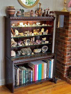 crystal organization Rock Collection Display Ideas, Crystal Arrangements, Collection Display Ideas, Rock Collection Display, Crystal Interior, Rock Display, Mineral Display, Crystal Display, Collection Display