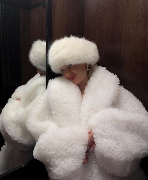 Fur Coat Outfit Baddie, White Fur Outfit, White Fur Coat Outfit, Rich Vibes, Fur Outfit, Instagram Blogging, Fur Coat Outfit, White Fur Coat, Snow Princess