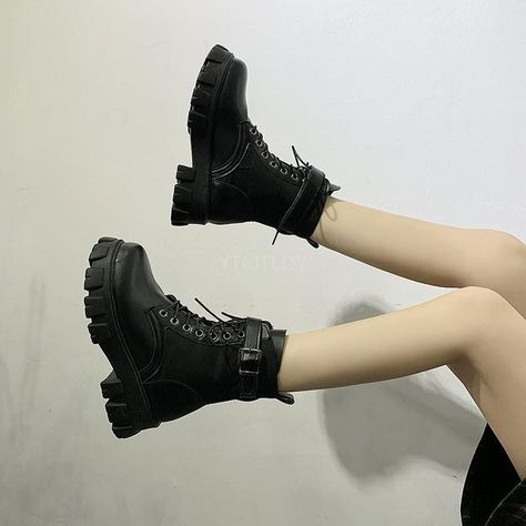 Shoe Boots Women, Black Combat Boots Rave, Cool Black Boots, Combat Boots Aesthetic Grunge, Black Boots Outfit Ankle, Black Bot, Black Boots Aesthetic, Combat Boots Aesthetic, Combat Platform Boots