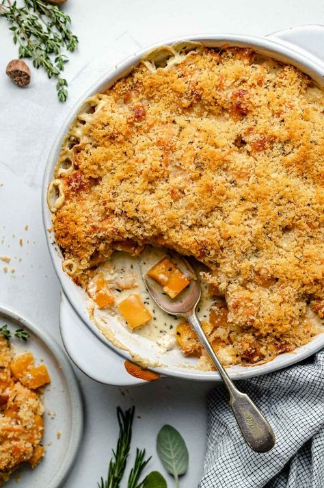 A new holiday dinner staple: Cheesy Butternut Squash Gratin! Melt-in-your-mouth creamy & tender butternut squash is infused with onion & sage then topped with melty smoked gouda & perfectly toasted herbed breadcrumbs. The ultimate holiday dinner bite. Squash au gratin is easy to make, & it's a show-stopping & indulgent side dish, perfect for Thanksgiving, Friendsgiving, Christmas, or any winter comfort food dinner! #butternutsquashrecipes #augratin #gratin #thanksgivingsidedi Butternut Squash Au Gratin, Maple Glazed Ham Recipes, Cheesy Butternut Squash, Squash Au Gratin, Squash Gratin, Butternut Squash Gratin, Holiday Dinner Menu, Winter Side Dishes, Sweet Potato Tacos