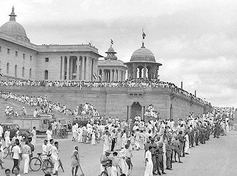 people from different walks of life are seen at the Raisina Hills in New Delhi to celebrate the first Independence Day of India on August 15, 1947. India Mulk Raj Anand, 1947 India, 15 August 1947, Chennai Metro, Independence Day Of India, Apollo 11 Mission, Independence Day India, India Independence, Dust Bowl