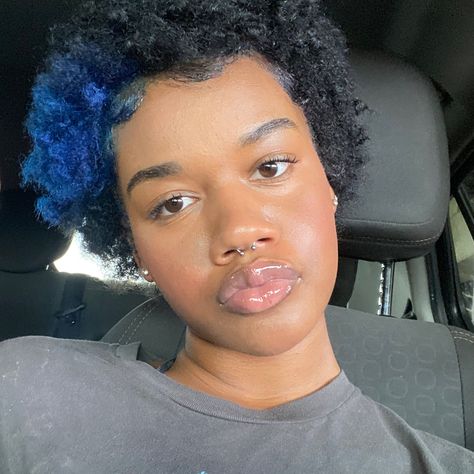 Blue Twa Natural Hair, Black Hair Blue Skunk Stripe, Skunk Stripe Short Natural Hair, Short Blue Hair Black Women, Dark Blue Skunk Stripe Hair, Skunk Stripe Hair Blue, Reverse Skunk Stripe Hair, Skunk Stripe Short Hair, Blue 4c Hair