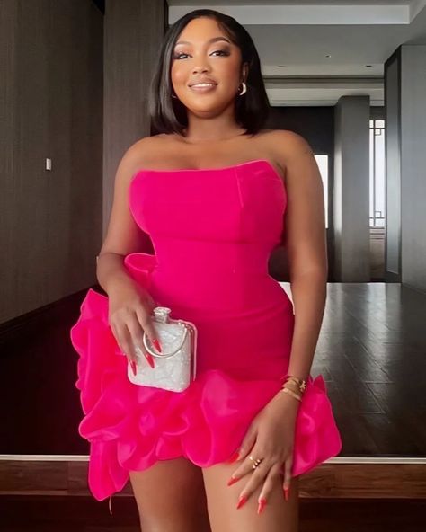 This is so lovely 🔥🔥🔥🔥 DESIGNER IG - @styledby_nik Pink Birthday Dress, Dinner Dresses, Classy Short Dresses, Nigerian Lace Styles Dress, Nigerian Lace Styles, African Print Maxi Skirt, Chic Dress Classy, Hot Pink Shorts, Hot Pink Dress