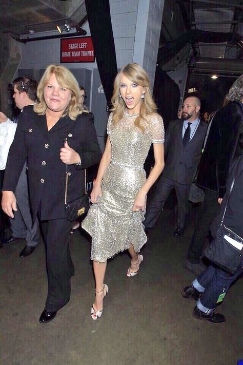 Taylor Swift and Mama Swift. So cute! Andrea Swift, Taylor Swift 2014, The Grammys, Taylor Swift Wallpaper, Long Live Taylor Swift, Swift 3, January 26, Live Taylor, Taylor Swift 13