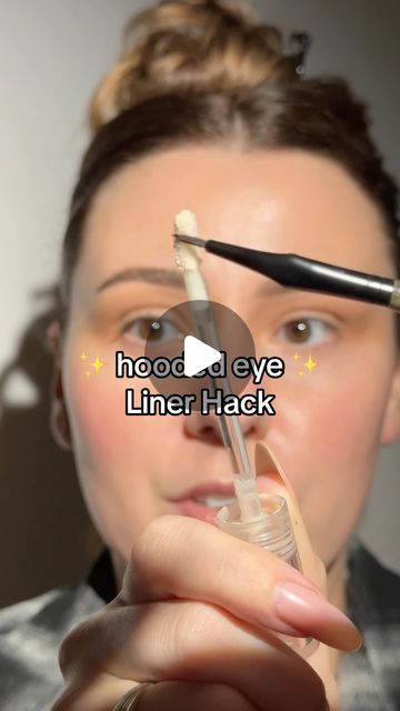 Rose Siard on Instagram: "SAVE THIS liner hack for later❗️👏🏻 The way this glides over folds is going to be perfect for hooded eyes ✨ #makeuptips #makeuphacks" Wing Liner On Hooded Eyes, Night Out Makeup Hooded Eyes, How To Draw Eyeliner For Hooded Eyes, Cat Eye Eyeliner Hooded Eyes, Glitter Makeup Hooded Eyes, Wing Eyeliner For Beginners Hooded Eyes, Smoky Eyes For Hooded Eyes, Liquid Liner For Hooded Eyes, Subtle Winged Eyeliner Tutorial