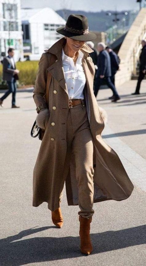 Mode Style Anglais, Countryside Fashion, Race Outfit, Tweed Outfit, Peg Trousers, Holland Cooper, Country Outfits, Winter Looks, Fall Winter Outfits