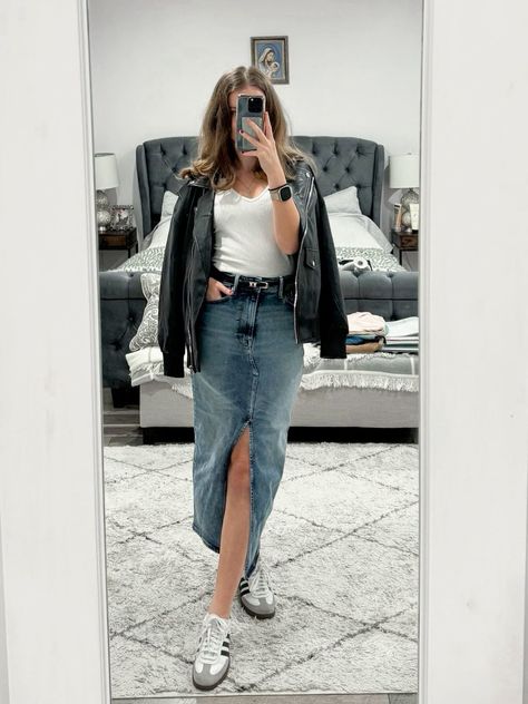 Leather Jacket Outfit Casual, Midi Skirt With Sneakers, Midi Skirt Fall Outfit, Jacket Outfit Casual, 2024 Sneakers, Fall Skirt Outfit, Jean Skirt Long, Skirt Fall Outfit, Sambas Outfit