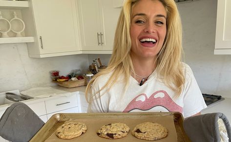 Daphne Oz, Skillet Chocolate Chip Cookie, Chocolate Chip Cookies Recipe, Big Cookie, Cookies Easy, Choc Chip Cookies, Chocolate Assortment, Oatmeal Chocolate Chip Cookies, Lime Pie