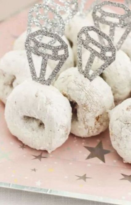 Winter Bridal Shower Powdered Donuts Winter Bridal Shower Ideas, Bridal Shower Ideas Decorations, Winter Bridal Shower Decorations, Winter Bridal Shower Themes, Rustic Bridal Shower Favors, Christmas Bridal Showers, Purple Bridal Shower, Winter Bridal Showers, White Bridal Shower