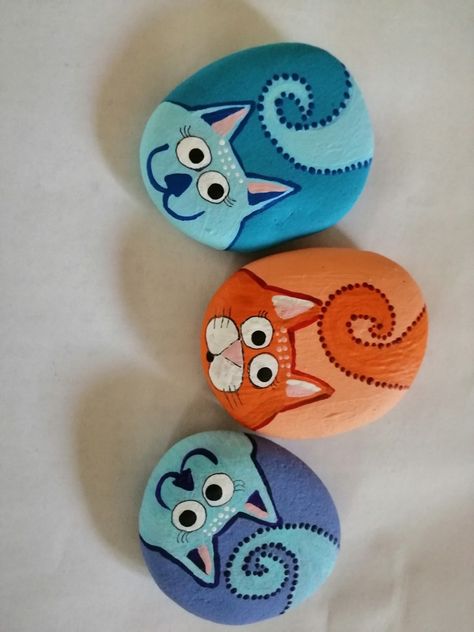 Painted Rock Cat, Rock Painting Cat, Cat Rock Painting, Beach Rocks Crafts, Rock Crafts Diy, Cat Rock, Christmas Pebble Art, Garden Rock Art, Painted Rock Animals