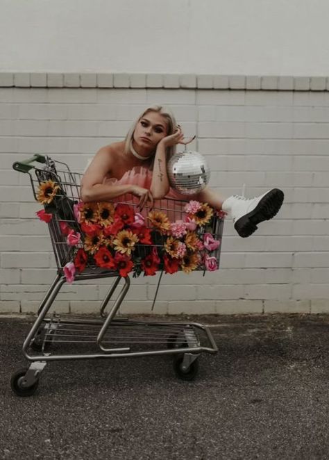 Cool Photo Shoots Ideas, Retro Mommy And Me Photoshoot, Fun Photoshoot Outfits, Stylized Photoshoot Ideas, Girly Photography With Flowers, Flower Shopping Cart Photoshoot, Arty Photoshoot Ideas, Instagram Shoot Ideas, Unquie Photoshoot Ideas