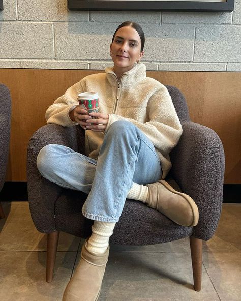 All Posts • Instagram Oversized Fleece Outfit, Outfit Ugg, Cold Weather Dresses, Fleece Outfit, Everyday Fits, Comfy Casual Outfits, Weather Outfits, Uggs Outfit, Beige Jacket