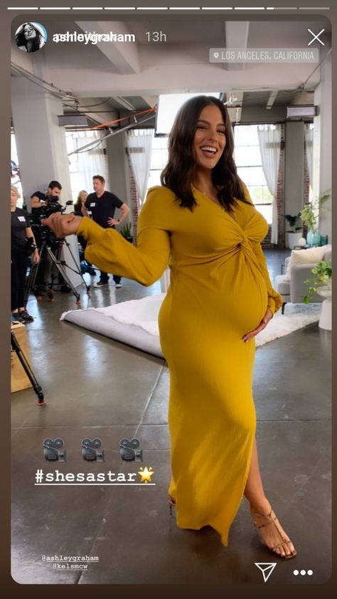 Maternity Chic Plus Size, Plus Size And Pregnant Fashion, Pregnant Plus Size, Ashley Graham Maternity Style, Curvy Maternity Fashion, Ashley Graham Pregnancy Outfits, Child Outfits, Pregnant Women Fashion, Pregnacy Fashion