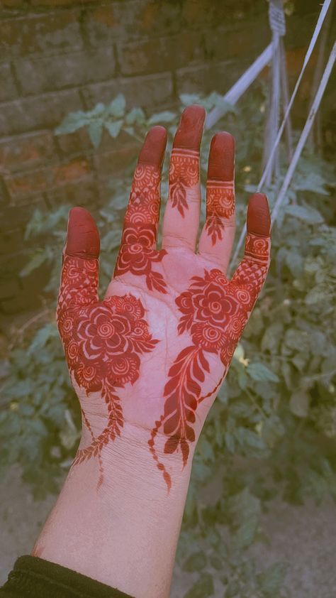 Flower Mehndi Designs Back, New Flower Mehndi Designs, Henna With Flowers, Patch Mehendi Designs, Flower Design Mehndi, Mehndi Flower Designs, Flower Mehandi Designs, Leaves Mehndi Design, Flower Mehendi Designs