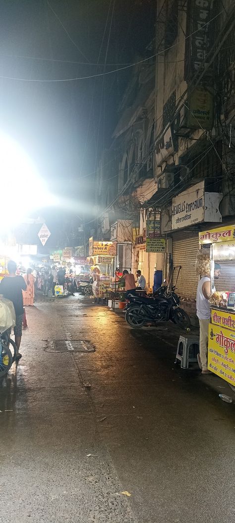 sarafa bazaar
night food market
india
madhya pradesh
indore
aesthetic
night aesthetic
indian
jewellery market Madhya Pradesh Aesthetic, Delhi Metro, Money Images, Madhya Pradesh, Sky Aesthetic, Indore, India, Money, Memes