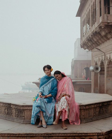 Varanasi Photoshoot, Banaras Photoshoot, Kolkata Photoshoot, Street Style India, Street Fashion Photoshoot, Sisters Goals, Pakistani Culture, Desi Aesthetics, Creative Jewelry Photography