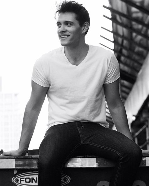 [Casey Cott] Emerson Blake. 18 years old and single. He love photography and rants a lot when he gets shy. He'll put up the tough guy act most of the time, but inside, he just really wants to cuddle. Riverdale Kevin, Casey Cott, Vanessa Morgan, Riverdale Cast, Tough Guy, Archie Comics, Cole Sprouse, The Cw, American Actors